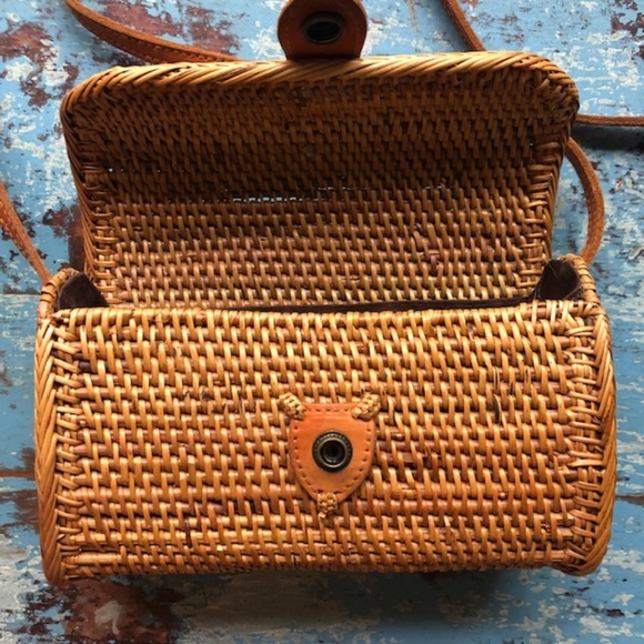 Woven Basket Purse with real Leather Strap and Snap Closure Like New! - Picture 3 of 6